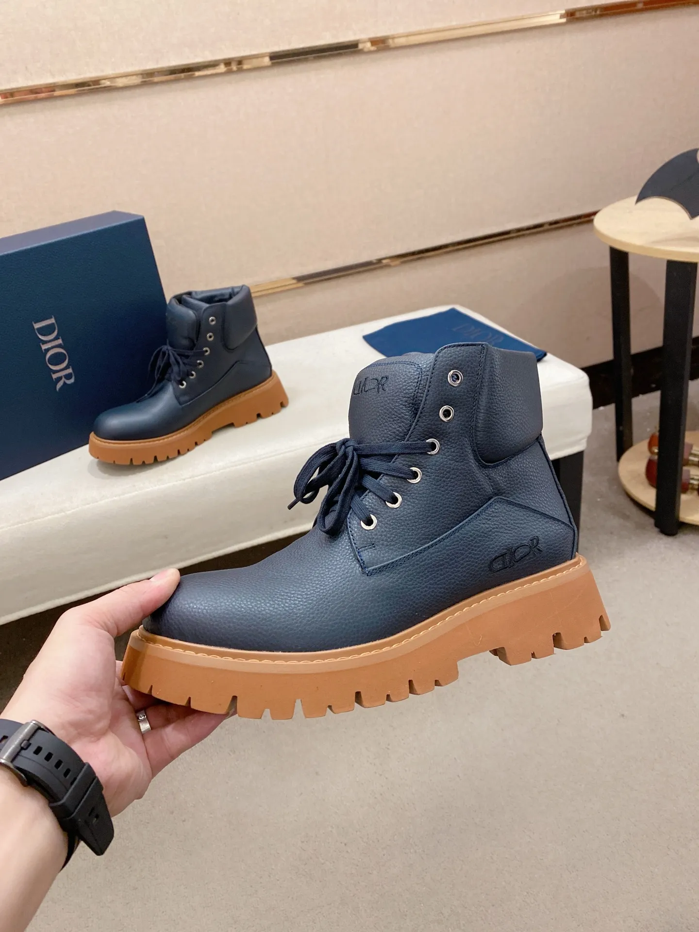 Factory price: 580💰 [Dior·Dior] New casual high-top men's shoes, new spring and summer design, perfect workmanship, lace-up lazy style to create wardrobe quality, upper: imported first-layer cowhide, high-grade sheepskin lining soft and comfortable, ultra-light TPU wear-resistant outsole, simple, versatile fashion men's shoes, excellent color code number 38-44. Customized at 45.46